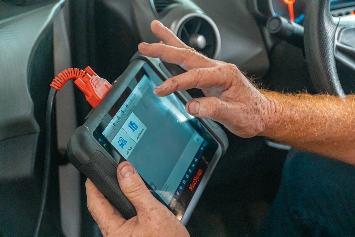 Scanner de diagnóstico conectado a un auto
