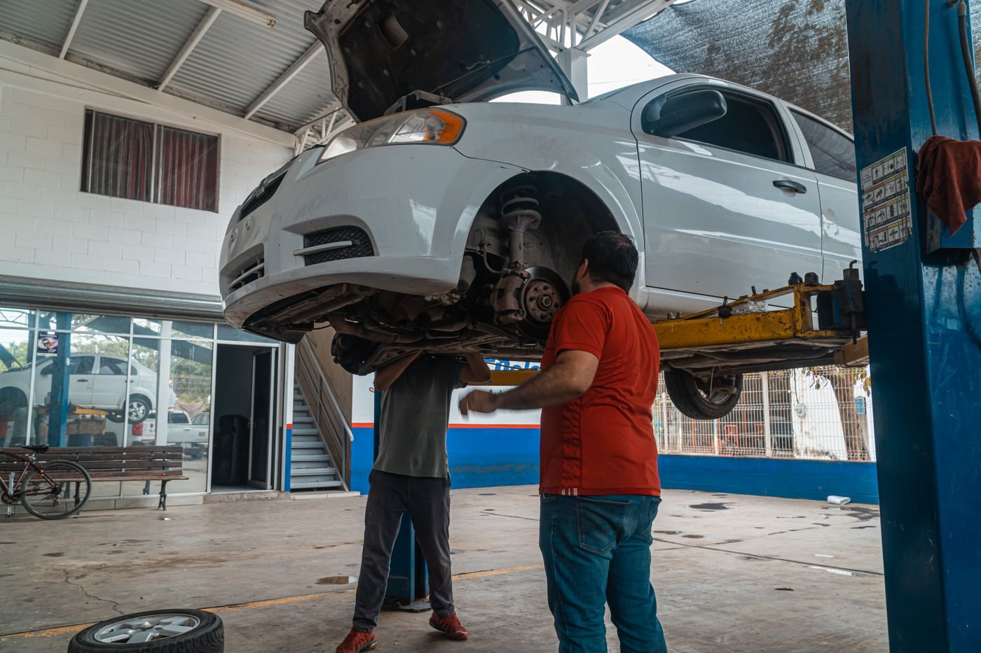 Auto sobre el elevador en el taller Check Point
